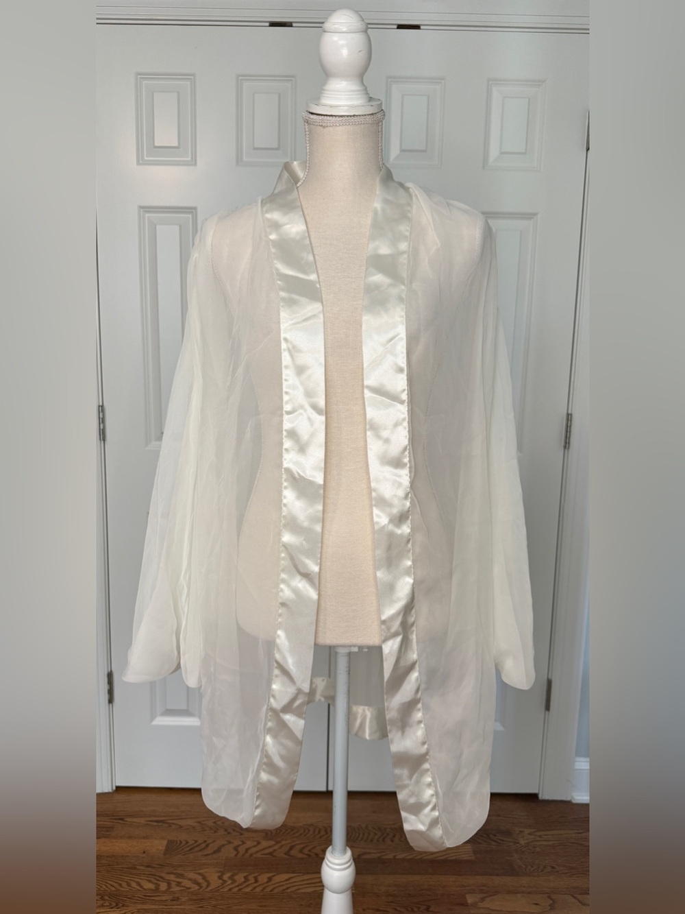 Victoria’s Secret Ivory Peignoir Cape Nightgown Satin Trim OS